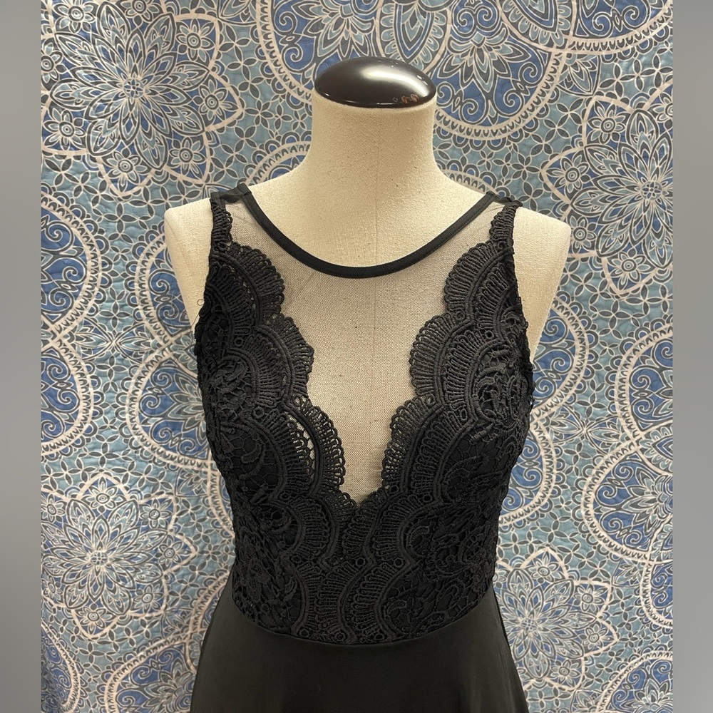 Sleeveless lace black evening dress - Picture 2 of 8